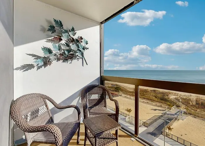 Convenient Beachfront With Balcony Pools Tennis Gym & Ac Holiday home
