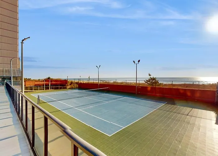 Convenient Beachfront With Balcony Pools Tennis Gym & Ac Holiday home *